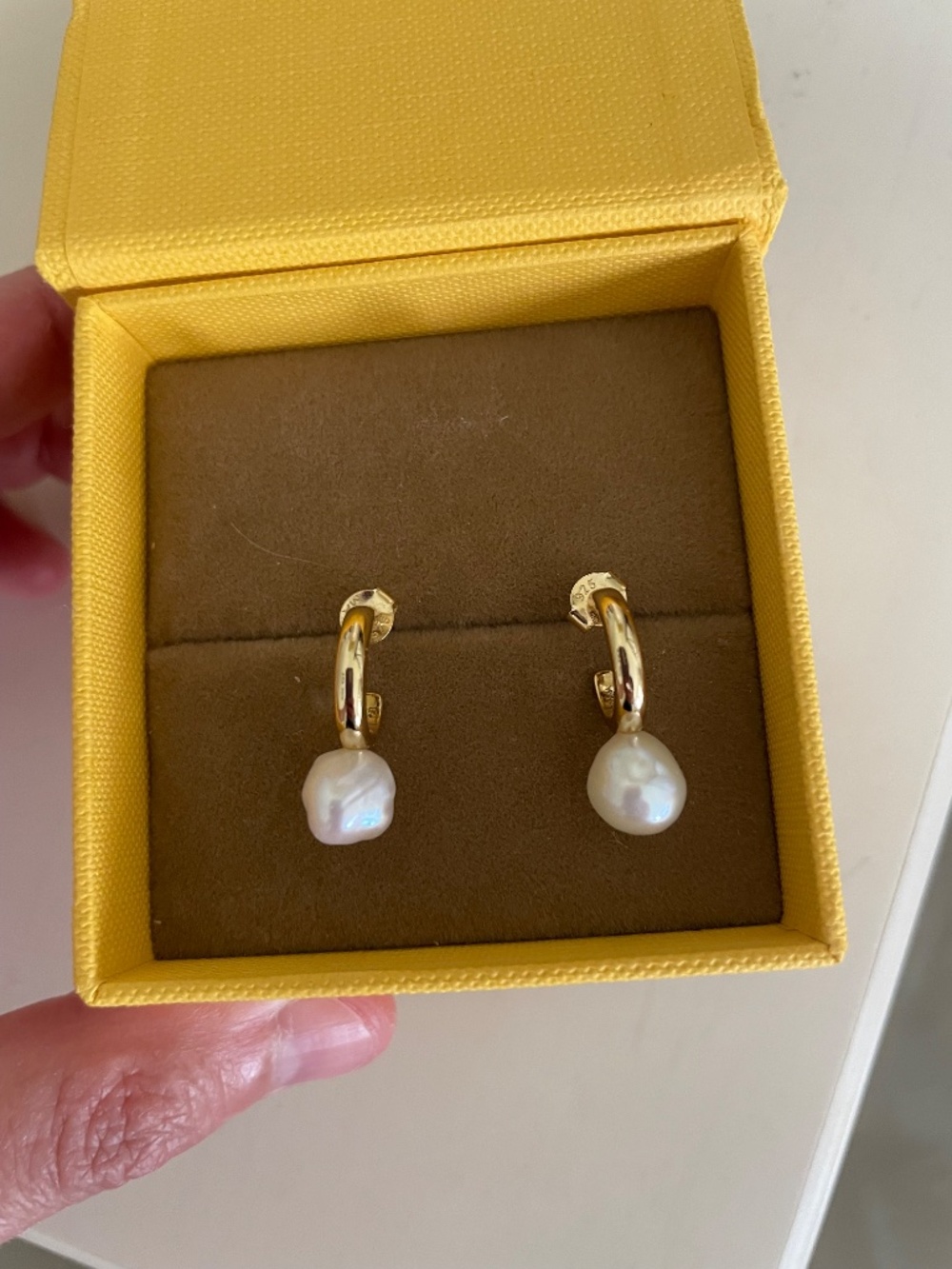 Melanie Auld small gold hoop earrings with pearls - Picture 2 of 4